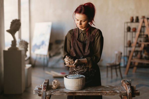 Où apprendre l'art de la sculpture sur bois en Suisse : ateliers et artisans ?